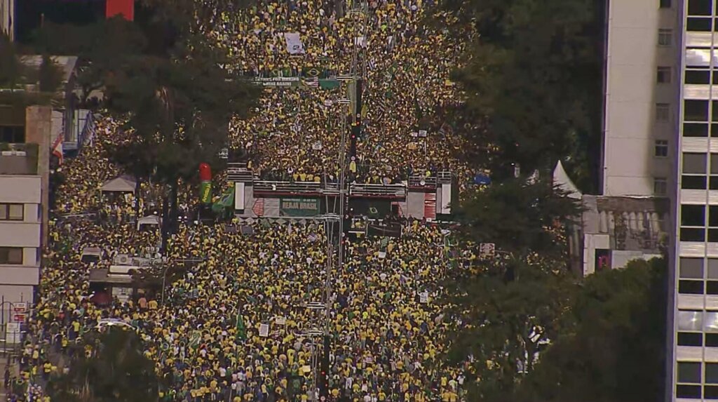 Ato na Paulista reúne milhares em apoio a Bolsonaro e críticas ao STF