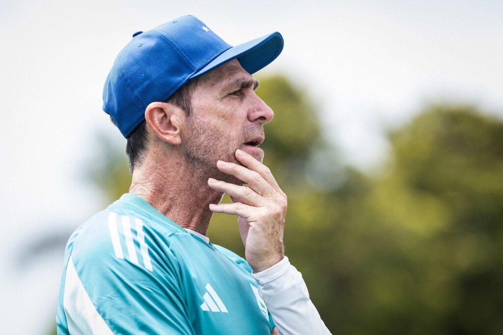 Cruzeiro demite técnico Luciano Dias do sub-20 em reformulação da base soaquinoticias