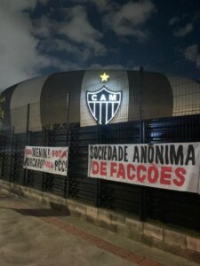 Torcida do Atlético-MG protesta contra SAF e diretoria em meio à crise soaquinoticias