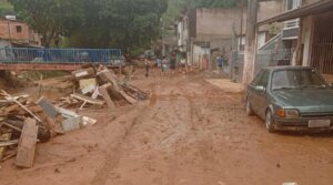 Moradores de Fabriciano cobram solução para buracos na Rua Roldão Alves Torres soaquinoticias