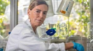 Pesquisadora da UFRJ faz tetraplégicos voltarem a andar com polilaminina. soaquinoticias