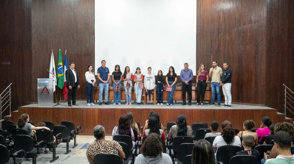 Programa Miguilim entrega óculos a 51 alunos da rede pública de Timóteo soaquinoticias