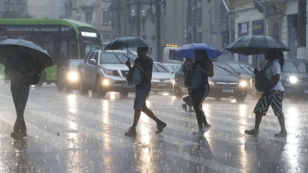 Chuva forte causa inundações e alagamentos na Região do Vale do Aço