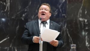 Professores de Minas Gerais exigem 41,83% de reajuste salarial em paralisação. soaquinoticias