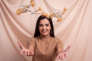 Especialista em estética Karol Pavione celebra 11 anos com descontos em Timóteo soaquinoticias