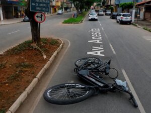 Jovens sofrem acidente com bicicleta elétrica após manobras perigosas em Timóteo soaquinoticias