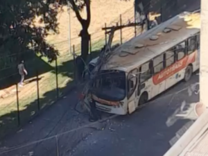 Ônibus colide contra poste e deixa parte de Timóteo sem energia soaquinoticias