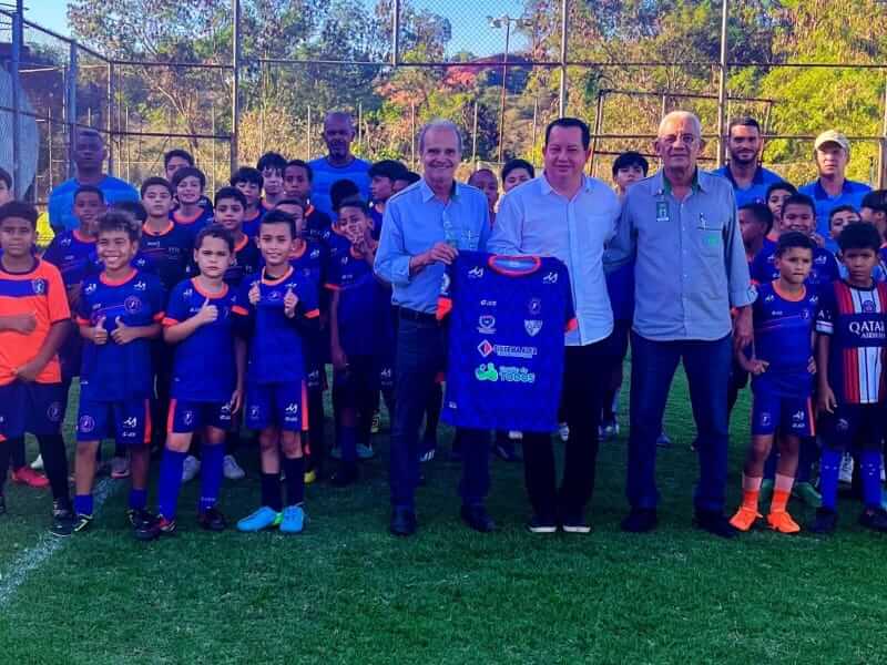 Dirigentes da AAPI visitam projeto social Chute Certo em Ipatinga soaquinoticias