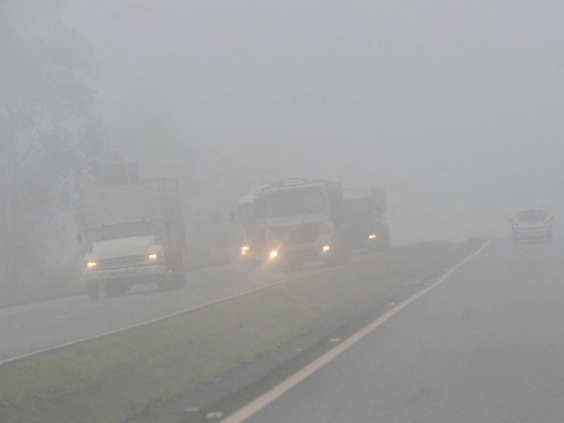 Neblina intensa na BR 381 em Minas Gerais exige atenção redobrada soaquinoticias