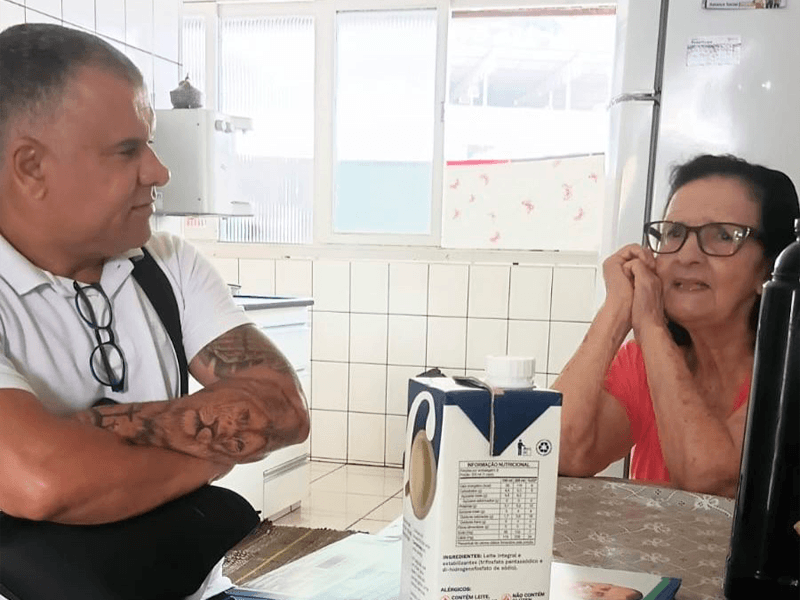 Candidato Kiko Silveira defende redução do IPVA em caminhada em Timoteo soaquinoticias