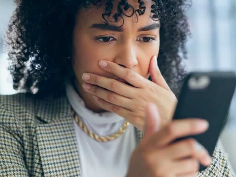 Criminosos usam dados vazados e inteligência artificial para ampliar golpes digitais soaquinoticias