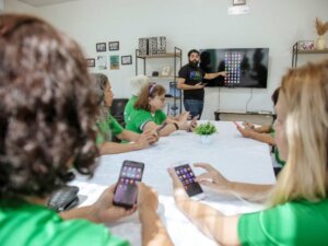 Projeto gratuito oferece oficinas de inclusão digital para pessoas idosas soaquinoticias