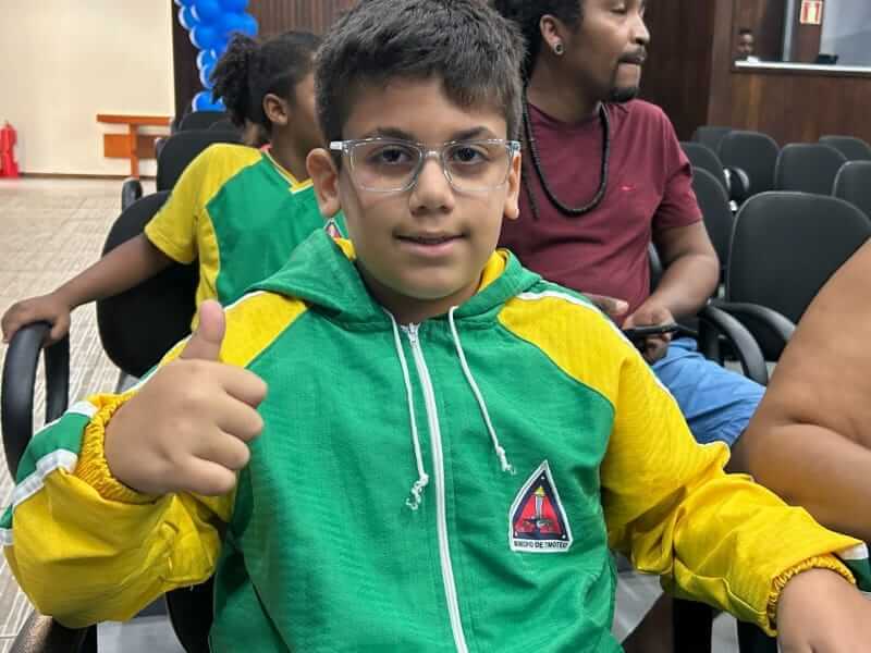 Programa Miguilim entrega novos oculos para alunos em Timoteo soaquinoticias