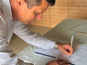 Prefeito assina ordem de servico para reforma da Escola Limoeiro soaquinoticias