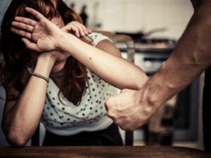 Mulher sofre tentativa de feminicidio a facadas em Timoteo soaquinoticias