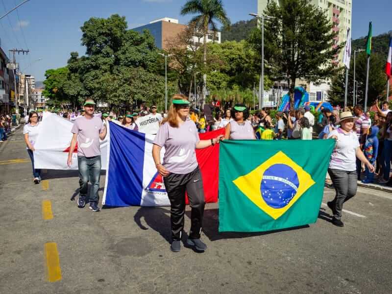 Desfile civico em Timoteo destaca a educacao como base do futuro soaquinoticias