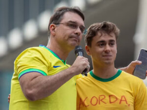 Nikolas Ferreira e Flavio Bolsonaro fazem campanha em Minas Gerais soaquinoticias