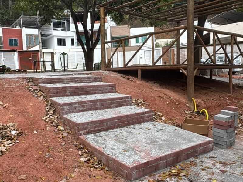 Santana do Paraíso recebe obras de novas praças em parceria política soaquinoticias