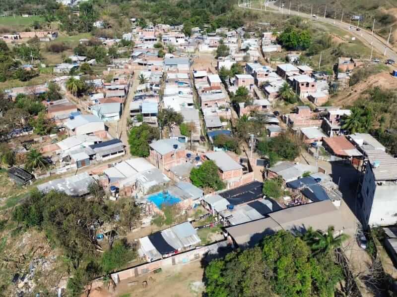 Prefeitura de Timoteo entrega telhas novas a familias atingidas por vendaval soaquinoticias
