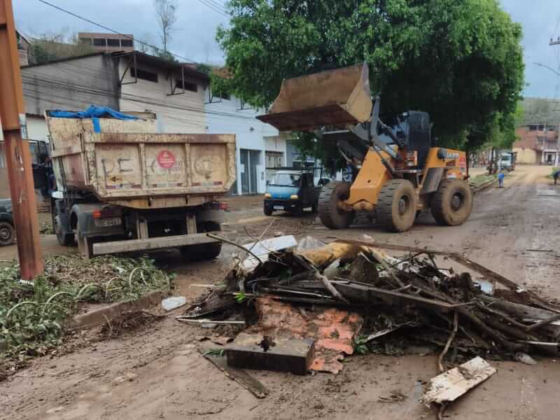 Temporal com granizo causa danos e suspende aulas em Timoteo soaquinoticias