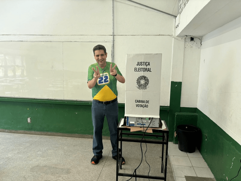 Deputado eleito Dr Marcos Vinicius vota em Coronel Fabriciano soaquinoticias