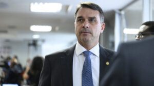Michelle Bolsonaro confirma a aliados que Flavio Bolsonaro deixou o Brasil soaquinoticias