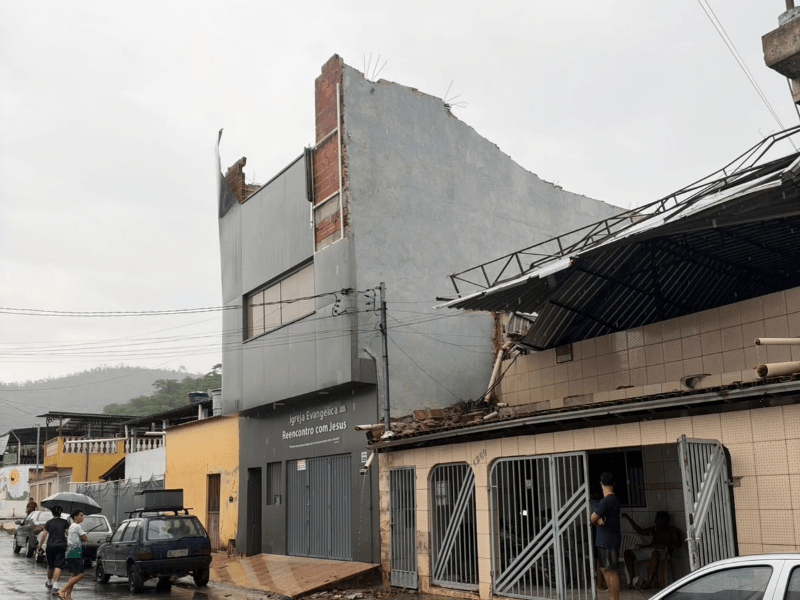 Forte temporal em Ipatinga provoca quedas de arvores e destelhamentos soaquinoticias